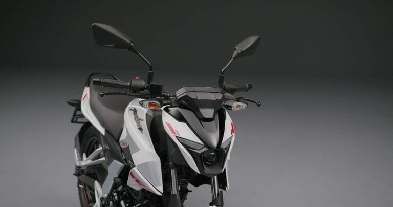 Visão dianteira da Bajaj Pulsar N150 na cor branca