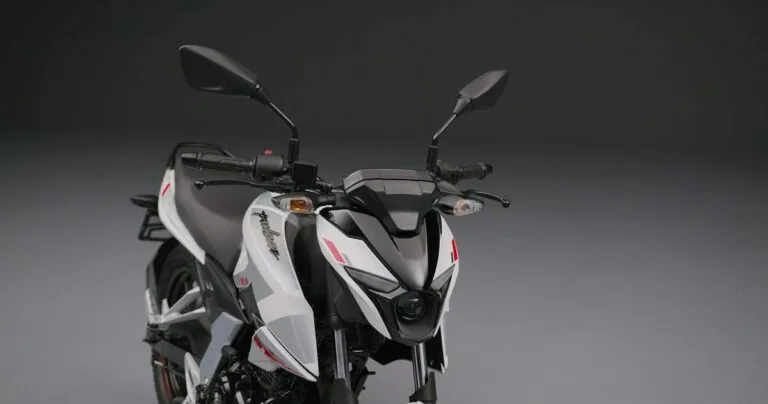 Visão dianteira da Bajaj Pulsar N150 na cor branca