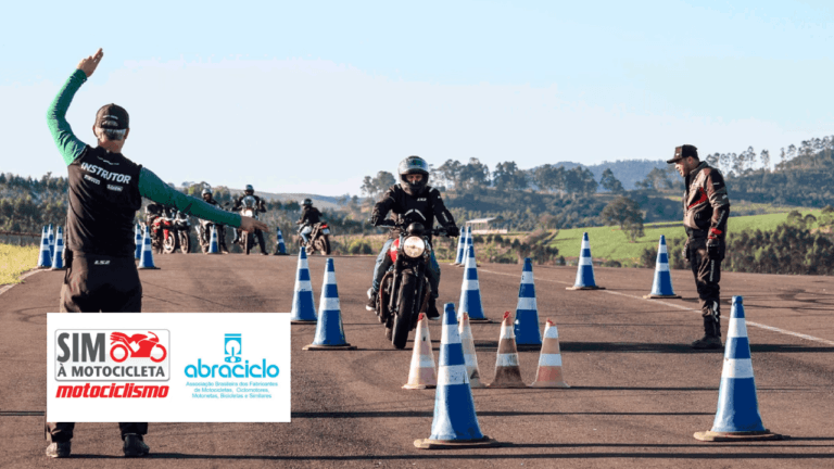 motociclistas recebem orienação de instrutor em curso de pilotagem no CETH da Honda em Indaiatuba