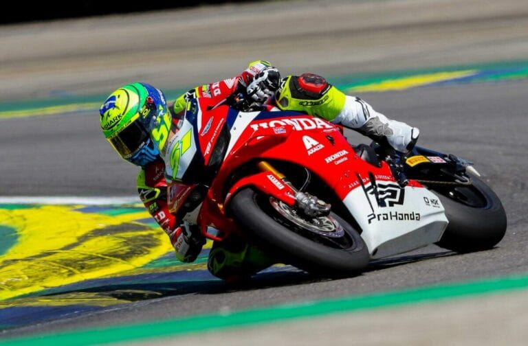 Piloto Eric Granado acelera Fireblade da equipe Honda Racing Brasil