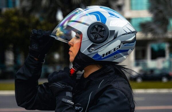 Modelo com capacete aberto Helt Urban
