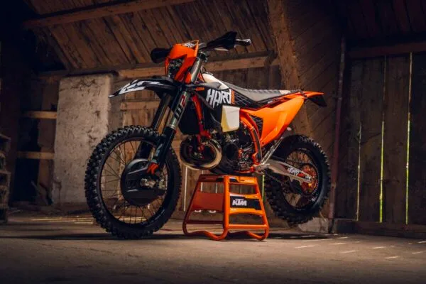 Visão lateral da nova KTM 300 EXC Hardenduro 2027
