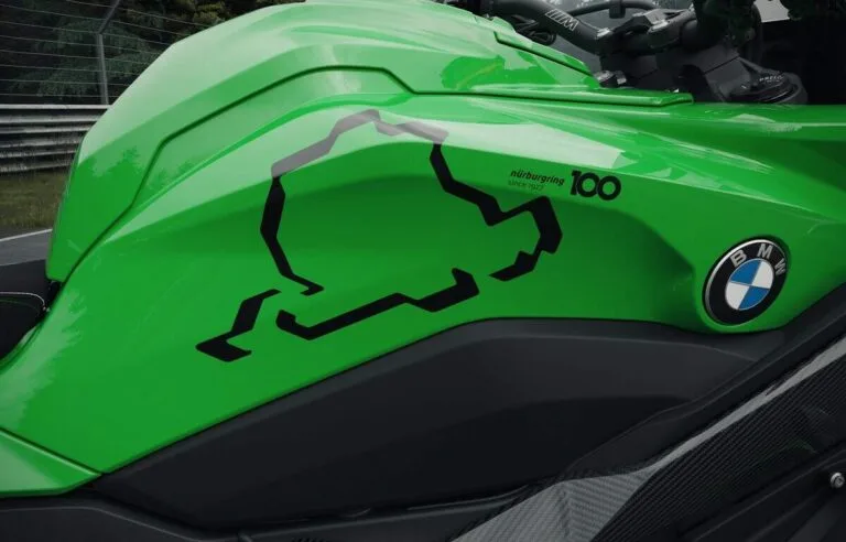 Tanque de modelo comemorativo da BMW Motorrad para os 100 anos do circuito de Nurburgring