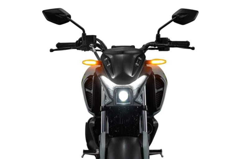 Farol e setas em LED da nova Yamaha FZ15 2027
