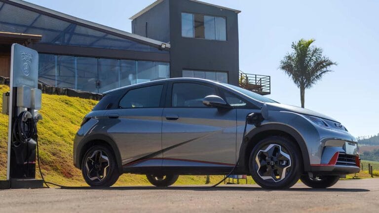 Celulares e carros elétricos reduzem potência ao passar de 80% de carga; entenda o motivo