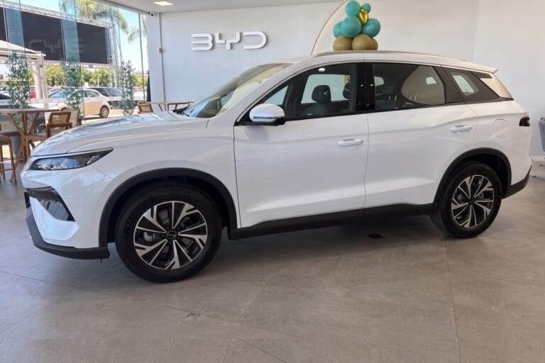 BYD Song Pro GL tem desconto de R$ 13 mil e agora custa R$ 176.990, igualando preço do Yaris Cross