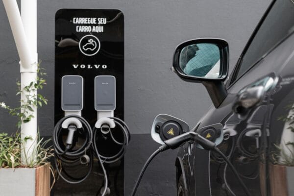 Descubra os principais aplicativos para localizar carregadores de veículos elétricos.
