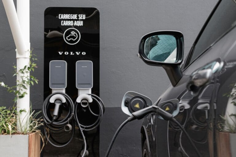 Descubra os principais aplicativos para localizar carregadores de veículos elétricos.