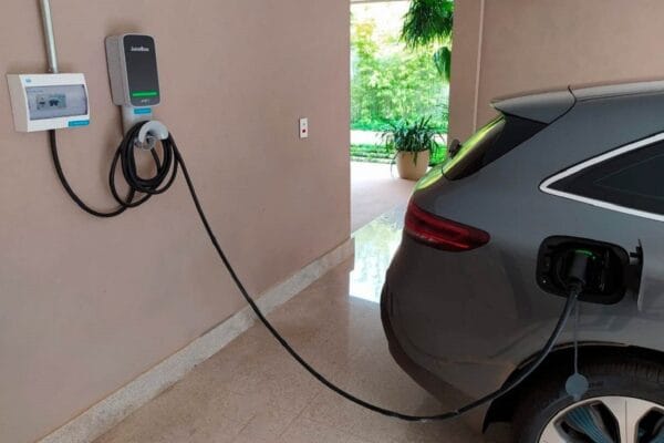 Vale a pena comprar um carro elétrico sem ter carregador em casa?