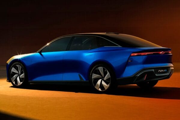 Chevrolet avalia a venda de sedã elétrico acessível no Brasil com base em projeto chinês