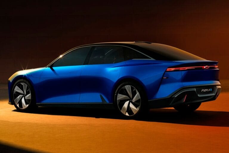 Chevrolet avalia a venda de sedã elétrico acessível no Brasil com base em projeto chinês