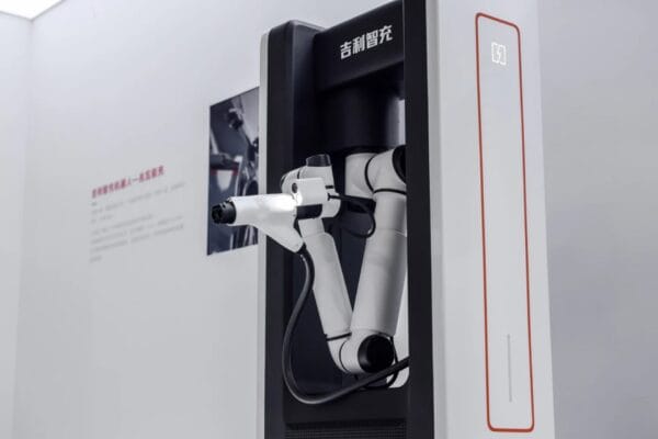 Geely lança carregador de carro elétrico mais rápido do mundo e supera BYD