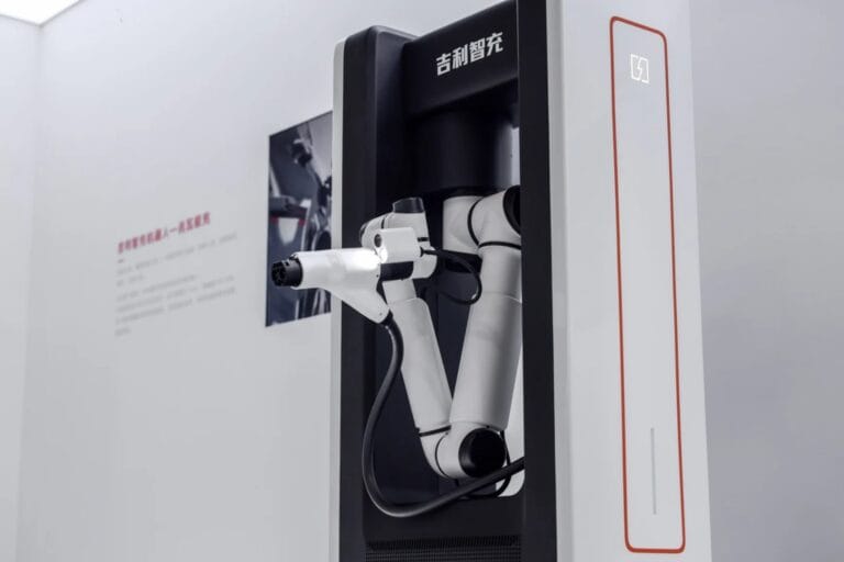 Geely lança carregador de carro elétrico mais rápido do mundo e supera BYD