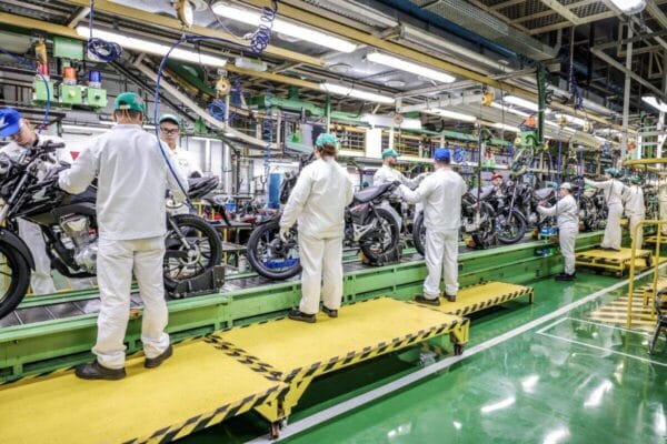 Funcionários trabalhando na fábrica da Honda em Manaus, montando a CG 160