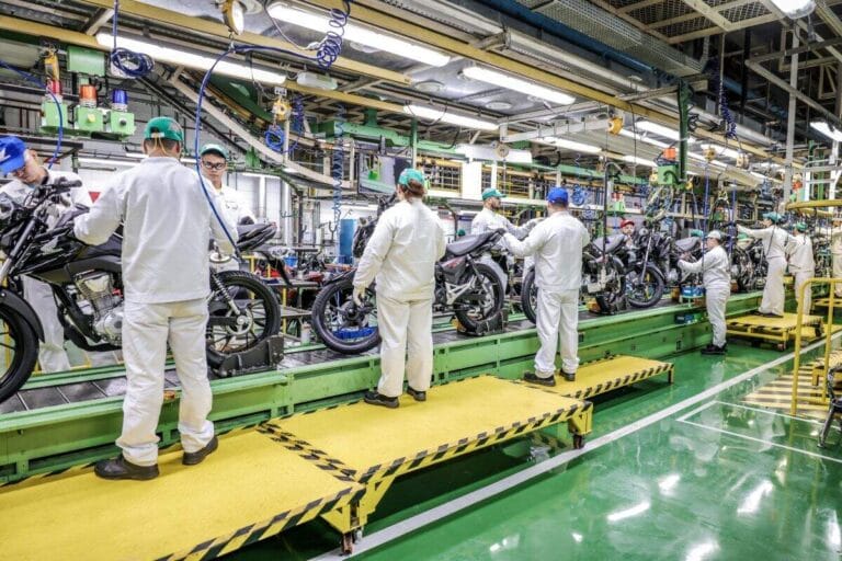 Funcionários trabalhando na fábrica da Honda em Manaus, montando a CG 160