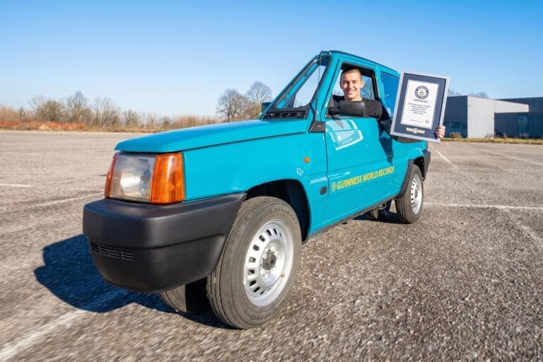 Carro mais estreito do mundo é reconhecido pelo Guinness como mais fino que uma moto
