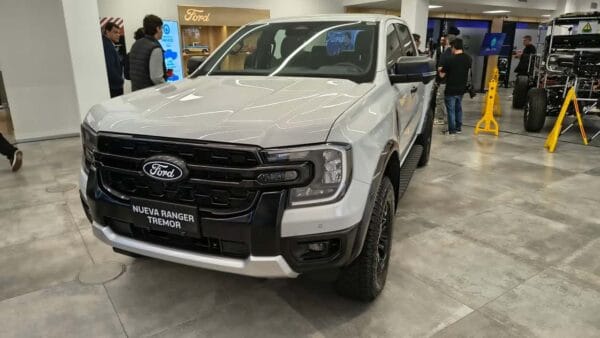 Ford revela novas versões da Ranger, incluindo a híbrida PHEV e a aventureira Tremor, com lançamento previsto para 2027