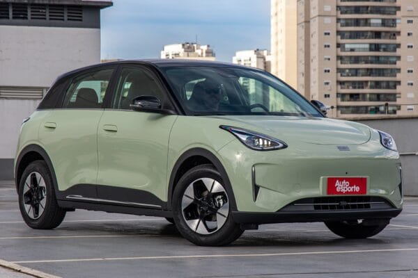 Geely EX2 é comercializado por R$ 110 mil em novo sistema de venda direta