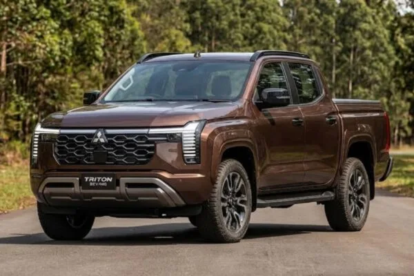 Projeção: nova Mitsubishi Triton contará com versão híbrida e design inspirado no Pajero