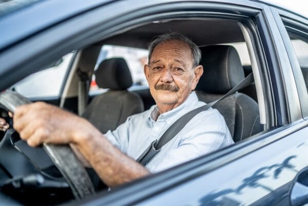 Carros tecnológicos e digitais: um desafio para motoristas idosos