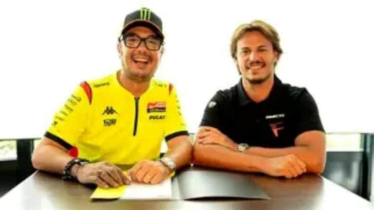 imagem de Nicolò Bulega com uchio da VR46 Racing