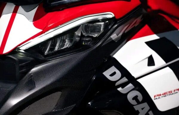 imagem lateral da nova Ducati Multistrada V4 Pikes Peak 2027