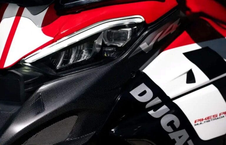 imagem lateral da nova Ducati Multistrada V4 Pikes Peak 2027