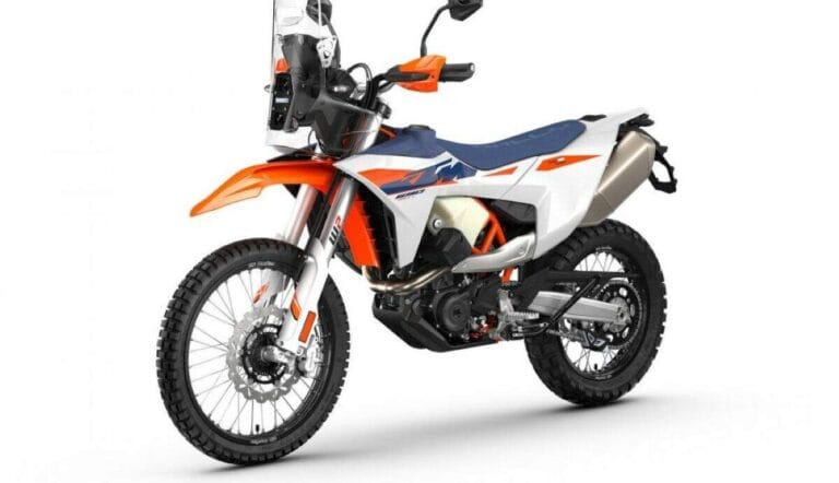 imagem lateral frontal da nova KTM 690 Rally 2027