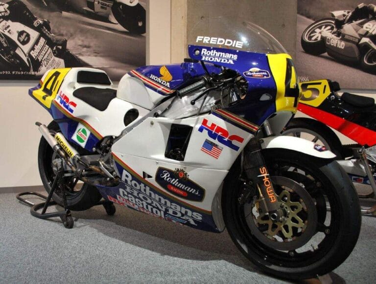 Honda NSR 500 de corrida em exibição histórica para a exposição Lendas da Velocidade do MotoGP no EICMA.