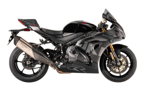 Suzuki GSX-R1000R Stealth em acabamento total black com escapamento Akrapovič e detalhes em carbono.