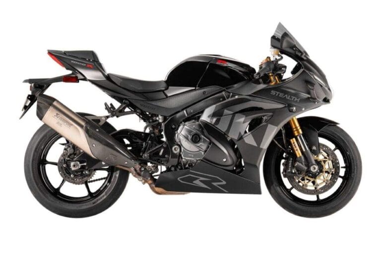 Suzuki GSX-R1000R Stealth em acabamento total black com escapamento Akrapovič e detalhes em carbono.