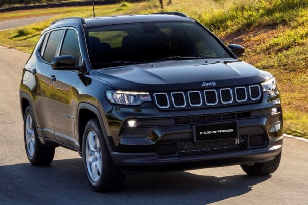 Jeep Compass Sport recebe desconto de R$ 37 mil e equipara