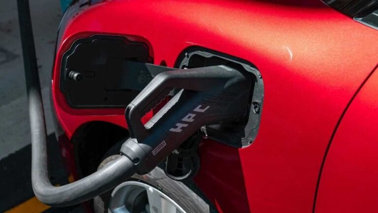 Brasil atinge 29.896 pontos de recarga para carros elétricos, quase triplicando carregadores rápidos em um ano