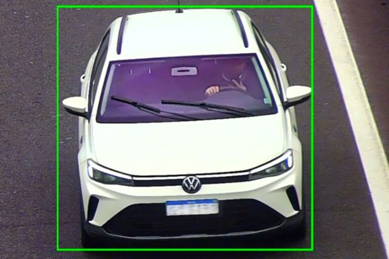 Prefeitura de São Paulo não usará câmeras com IA para multar motoristas por celular ao volante na cidade