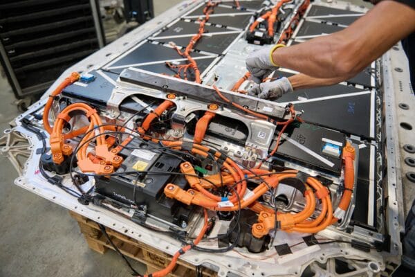 Brasil tem capacidade para produzir baterias de carros elétricos, mas falta demanda e investimentos, afirmam especialistas