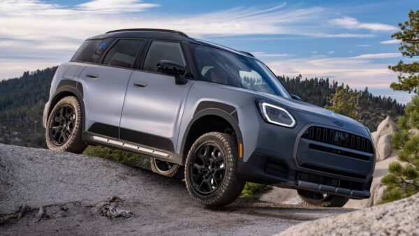 Mini Countryman Untamed Edition é lançado com suspensão elevada e barraca de teto para aventuras fora de estrada