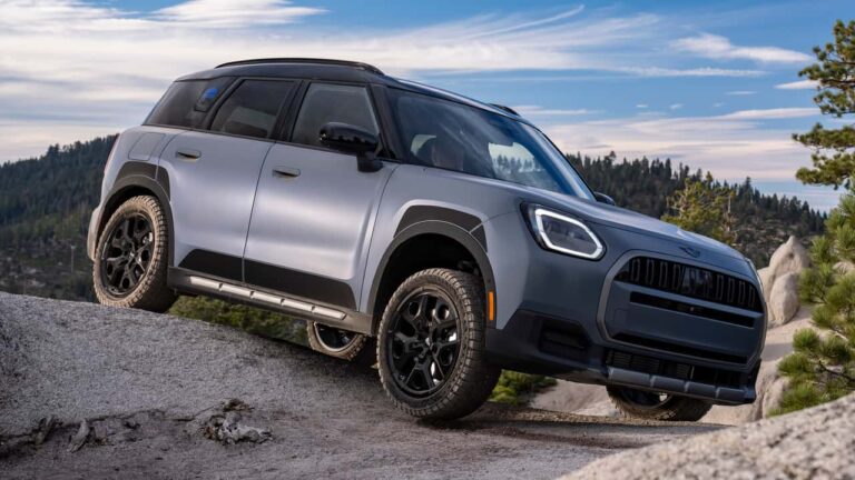 Mini Countryman Untamed Edition é lançado com suspensão elevada e barraca de teto para aventuras fora de estrada
