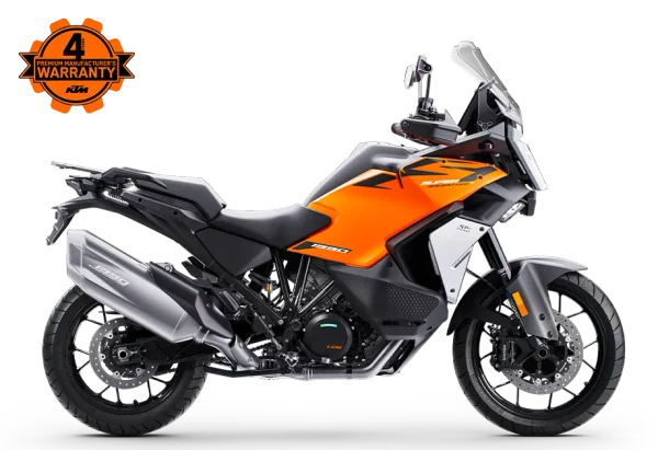 KTM 1390 Super Adventure S vista de perfil, com carenagem laranja, preta e branca, para-brisa elevado, rodas de liga leve e escapamento lateral.