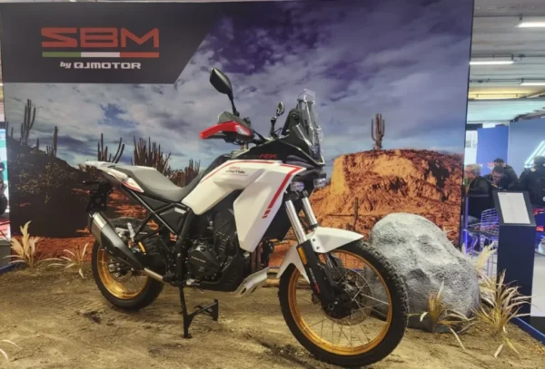 Shineray SBM 500T branca com detalhes vermelhos, rodas raiadas douradas e motor bicilíndrico, exposta em