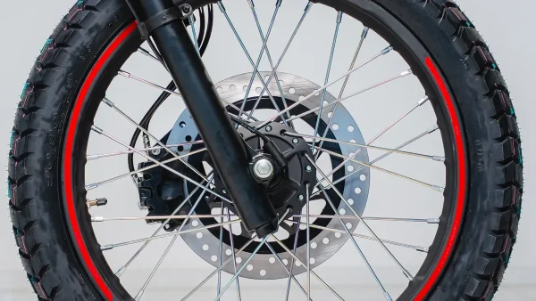 Detalhe da roda dianteira raiada da Shineray SHI 175 SS, com freio a disco de 275 mm, pinça de freio e suspensão telescópica.