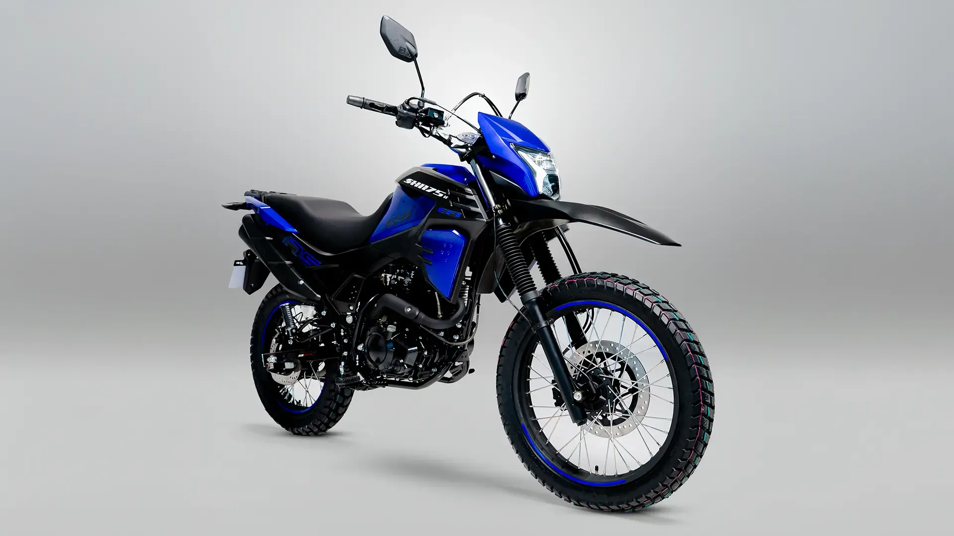 Shineray SHI 175 SS azul fotografada em estúdio, com motor de 176,6 cc, rodas raiadas, freio a disco dianteiro e design trail.