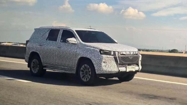 Novo Toyota SW4 aparece em flagra com design quadradão e deve estrear após a Hilux até 2028