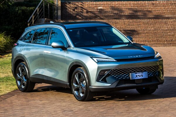 Baic X55 será o primeiro híbrido flex da marca no Brasil, rivalizando com Corolla Cross e Haval H6 em 2028