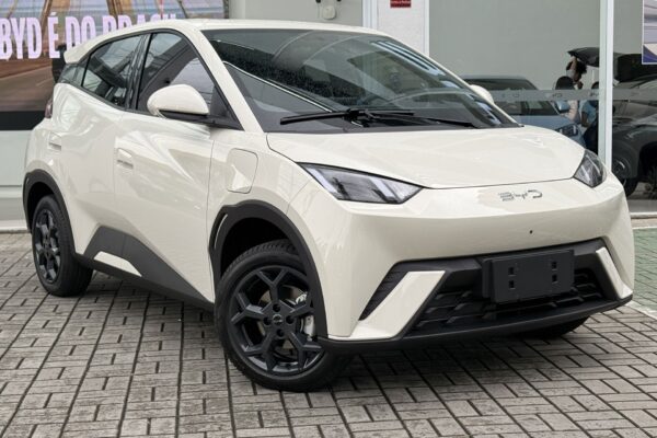 BYD Dolphin Mini 2027 chega às concessionárias com pneus Pirelli e novo aerofólio esportivo