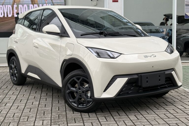 BYD Dolphin Mini 2027 chega às concessionárias com pneus Pirelli e novo aerofólio esportivo