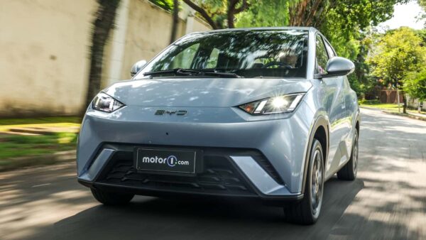 BYD Dolphin Mini GL 2027 ganha nova cor, mas mantém configuração inalterada