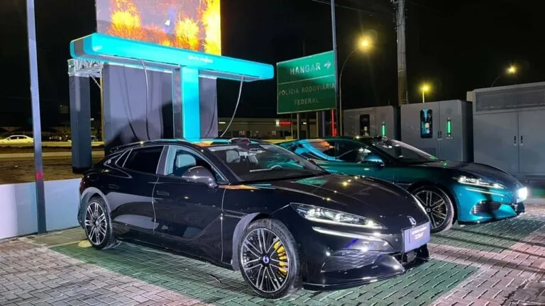BYD inaugura no Brasil carregador ultrarrápido que recarrega veículos de 10% a 97% em menos de 10 minutos