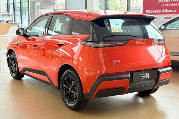 BYD Dolphin Mini realiza teste de segurança com pneu furado a 140 km/h e mantém estabilidade durante o percurso