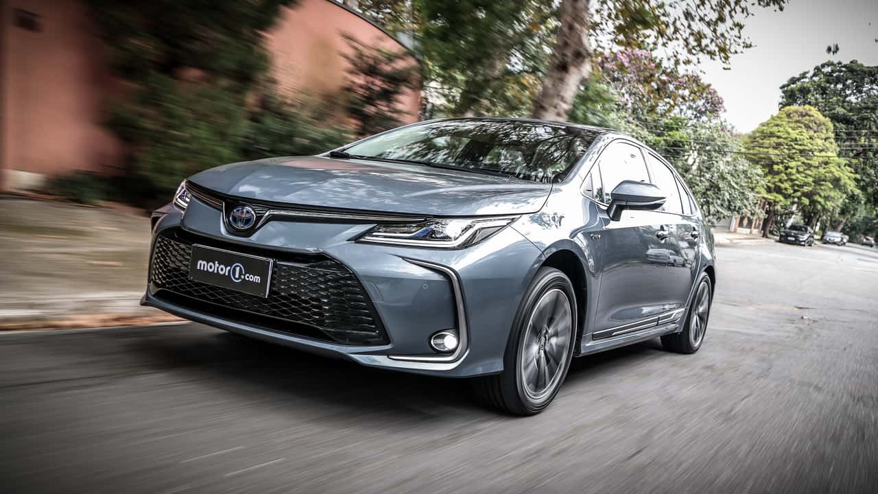 Toyota Corolla retoma abastecimento completo no Brasil após mudança de fábrica e 90 dias de espera para híbridos
