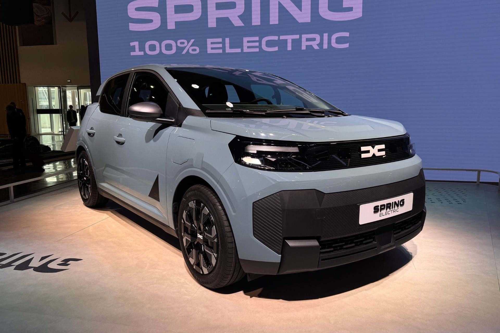 Dacia Spring é apresentado na Europa como novo hatch elétrico com autonomia de 250 km e motor de 82 cv, mas sem confirmação de chegada ao Brasil
